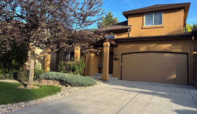 Gorgeous 3-bedroom Villa at the Banbury Golf Course subdivision.