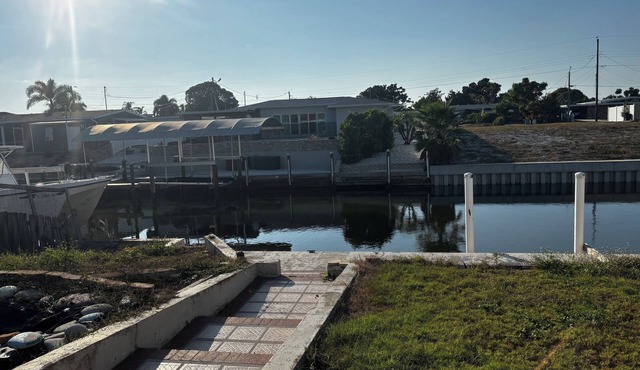 Gorgeous 3-bedroom waterfront house with AC in welcoming Bradenton