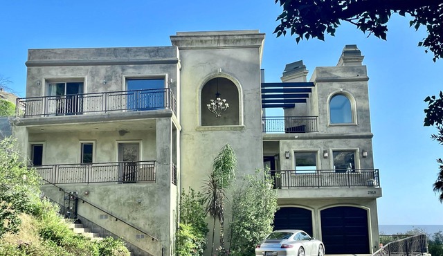 Gorgeous 3 br/5 ba plus bonus room Malibu ocean view villa with hot tub