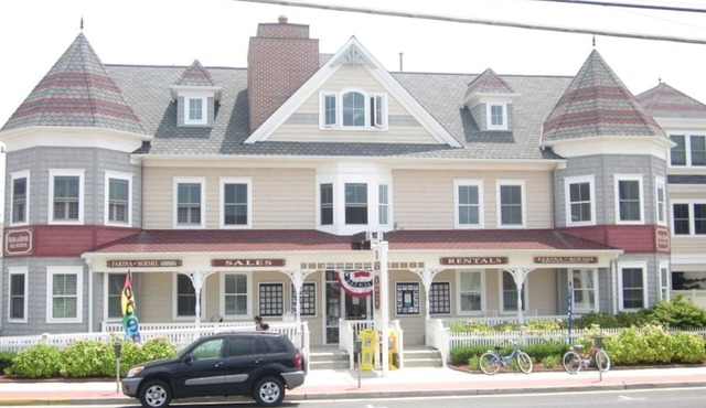 Gorgeous 3 Floor, 4 Bedroom, 4 Bath Beach Block Condo in the Heart of Sea Isle!