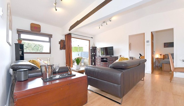 Gorgeous 3BD Cottage in the Heart of Guildford