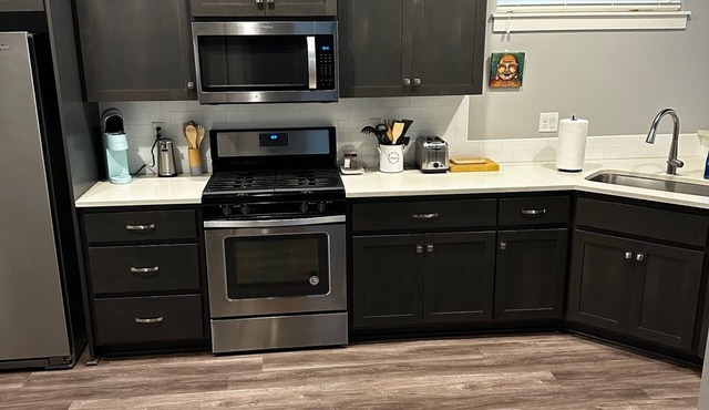 Gorgeous 3Br/2.5ba home in a quiet neighborhood with walking path & park.