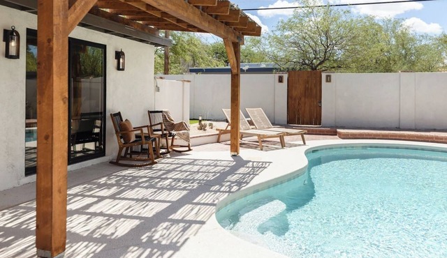Gorgeous 3br/2bath home with 1br/1bath casita w/plenty of space to relax.
