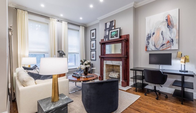 Gorgeous 3BR River North Condo - Free Parking