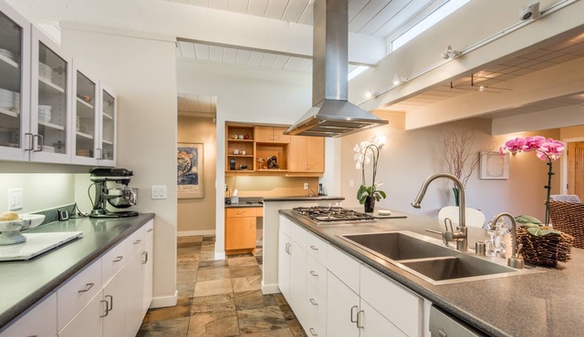 Gorgeous 4 bd, 3 bath House w/stunning View