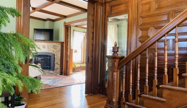 Gorgeous 4-bd home w/ private patio/sitting porch