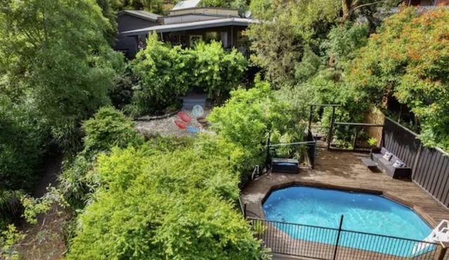 Gorgeous 4 bdrm home w/pool, spa & billiards!