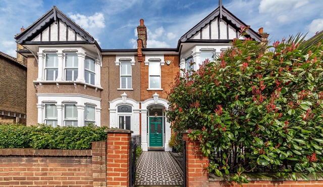 Gorgeous 4 bed/3 bath family home, green/quiet East London, 20 mins to downtown