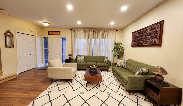 Gorgeous 4 Bed Home - Short Drive to Downtown A2