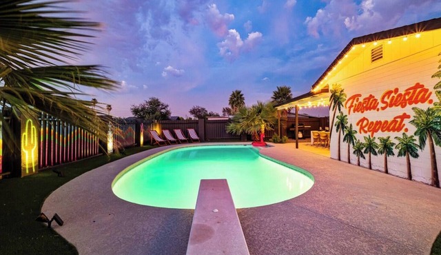 Gorgeous 4-bed home with Golf, Fire Pit, Hot-Tub & Pool!