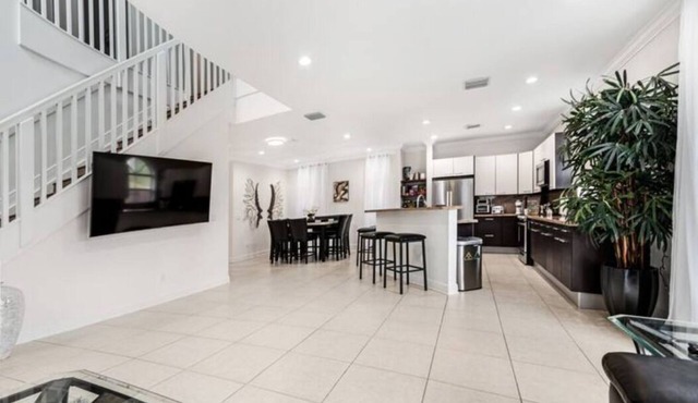 Gorgeous 4 bed/4 bath @ Endless Summer
