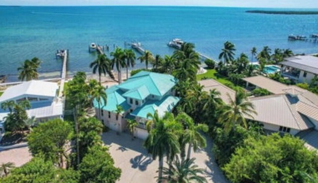 Gorgeous 4 Bedroom 3 Bath Open Water Pool Home with great boating