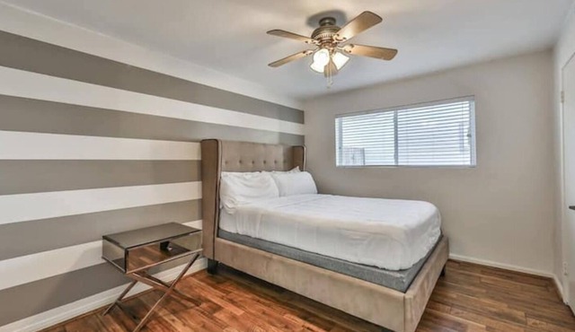 Gorgeous 4 bedroom 2 bath home in center Houston