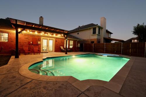 Gorgeous 4 bedroom 2,5 bath Home with Heated Pool, Spa & Game Room close to DFW Airport