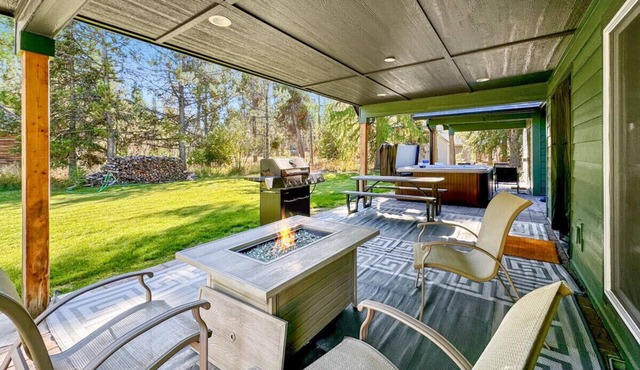 Gorgeous 4 Bedroom Cabin w/Hot Tub in Donnelly!