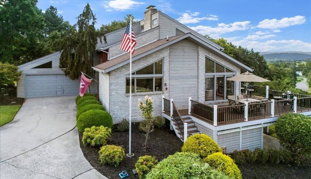 Gorgeous 4-bedroom home nestled in the Blue Ridge mountains minutes from VT