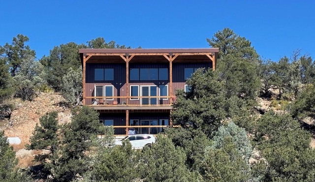 Gorgeous 4-bedroom house with stunning Sangre de Cristo and Wet Mountain Views