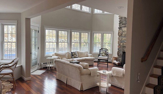 Gorgeous 4-bedroom house w/AC in Westerly, 8 minutes from Ocean House & beach