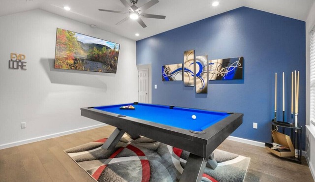 Gorgeous 4 Bedroom Near Uptown/Downtown/Deep Ellum, Arcade, Games, 75" TV, BBQ