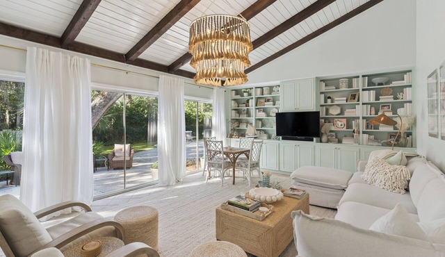 Gorgeous 4 Bedroom Sea Island Cottage, Renovate, Beautifully Decorated, w/Pool