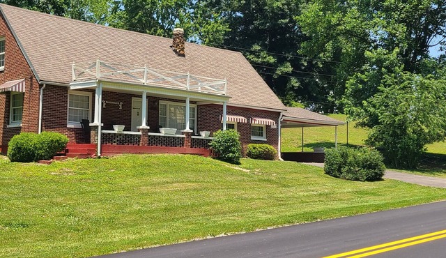 Gorgeous 4-bedroom house in Middlesboro KY with WiFi, AC. Minutes from LMU