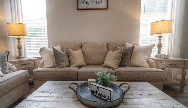 Gorgeous 4 bedroom w/hot tub in Windsor