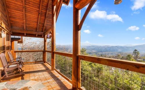 Gorgeous 4 bedroom with nonstop mountain views, hot tub, movie room, and games!