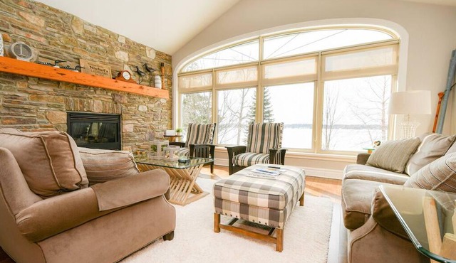 Gorgeous 4 Bedrooms Waterfront Vacation Cottage In Kawartha Lakes /Peterborough.