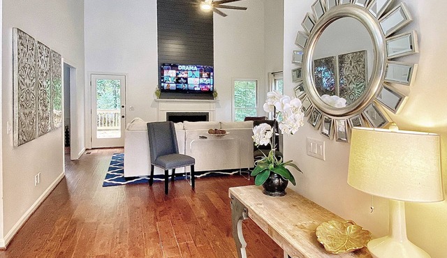 Gorgeous 4 BR Home - 1.5 mi from DT Alpharetta and Avalon