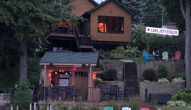 Gorgeous 4 BR lake home with beachside cabana!