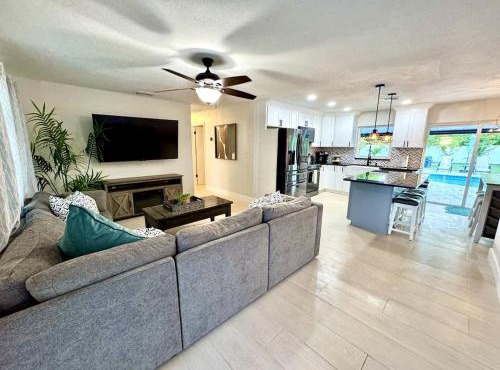 Gorgeous 4 BR Pool Hot Tub Home All King Beds