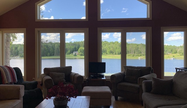 GORGEOUS 4 Season WATERFRONT Cottage Family Getaway, Sleeps up to 14 w loft apt