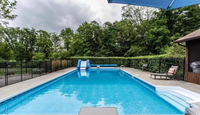 Gorgeous 4BR Cottage~ Sharbot Lake~ Pool~ Hot Tub