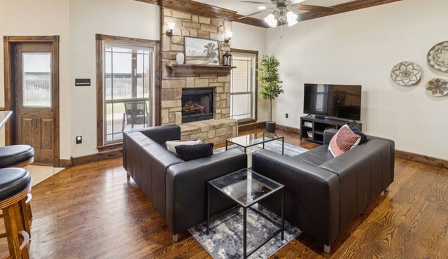 Gorgeous 4br Dakota Springs Home 3 Bedroom Home