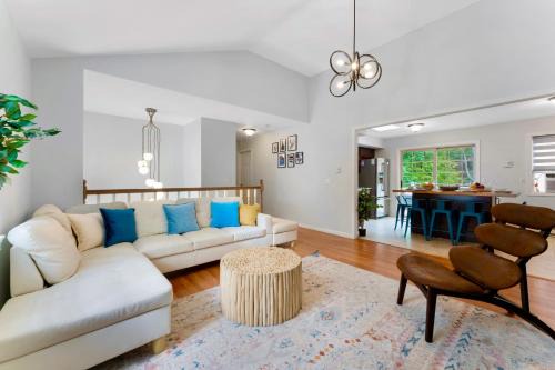 Gorgeous 4BR Home with Hot Tub,Pool& Sauna