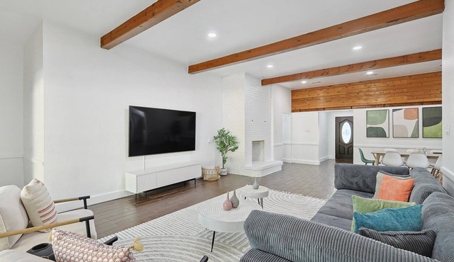 Gorgeous 4BR Home With Huge Yard, Pool