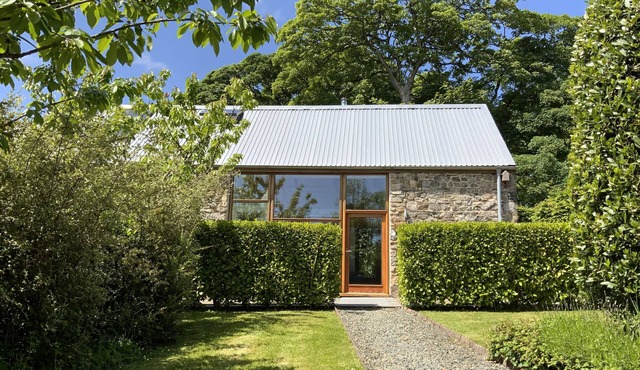 Gorgeous 5* barn set in tranquil gardens and just a short drive from the coast