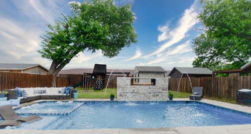 GORGEOUS 5-bd 4ba w Pool, Hot Tub, 2 kitchens, & Game Room Near Dallas Airports!