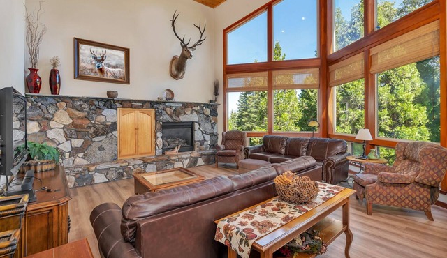 Gorgeous 5 BDR Retreat in Shaver Lake – Sleeps 10, Minutes from Water