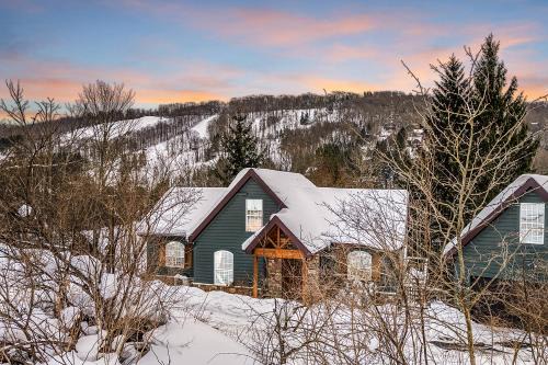 Gorgeous 5 Bdr with Hot Tub - Walk to Holi-Mont!