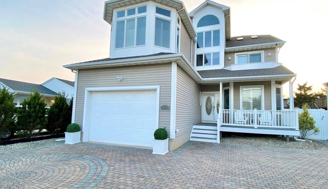 Gorgeous 5 bed, 4.5 bath just houses to the beach, sleeps 12! Amazing location!