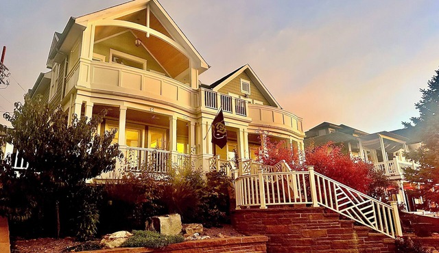 Gorgeous 5 Bed House with Hot Tub, Atop Mesa in Downtown Boulder