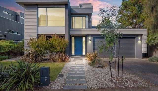 Gorgeous 5 Bedroom House - Golf Course Views - Torquay