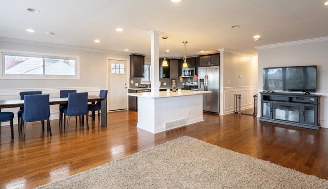 Gorgeous 5-bedroom home w/ POOL & Vehicle rental