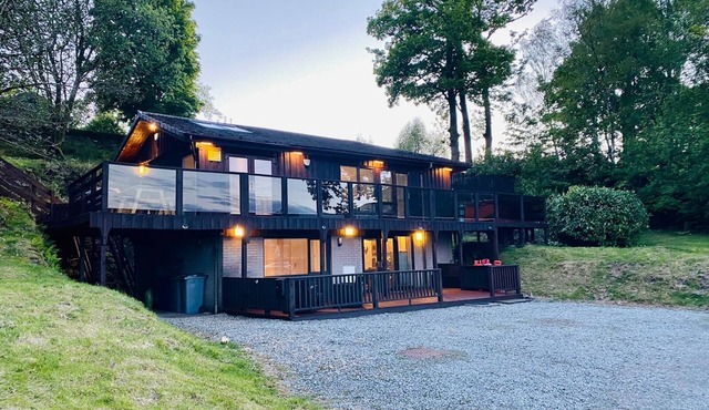 Gorgeous 5-bedroom chalet in Hunters Quay for your getaway