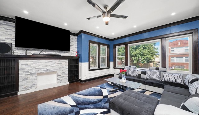 Gorgeous 5 Bedroom Gem Sleeps 18 with Pool, Ping Pong, Pac Man, Tons of Games!