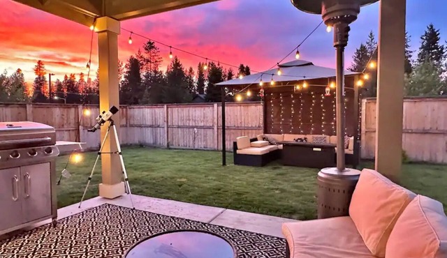 Gorgeous 5-bedroom house with game room in La Pine. Perfect for large groups