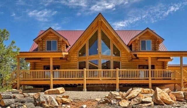 Gorgeous 5 Bedroom Log Cabin for your ALL YEAR relaxation by Zion National Park