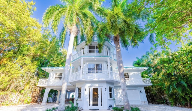 Gorgeous 5-bedroom laid back waterfront vacation house in Key Largo
