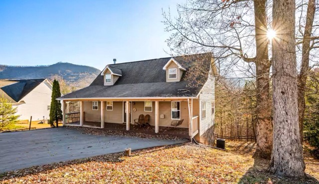 Gorgeous 5-bedroom 7 beds house with AC in Sevierville views of the smokies
